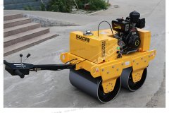 手扶式压路机操作简单灵敏，炎炎夏天不用怕